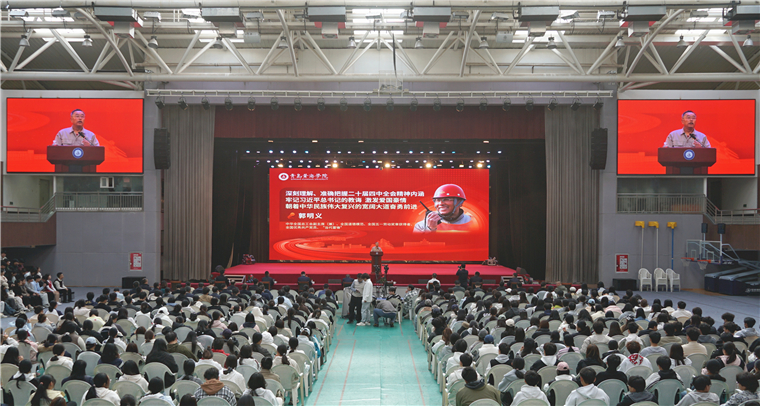 全国道德模范、“当代雷锋”郭明义走进best365中国官方网站