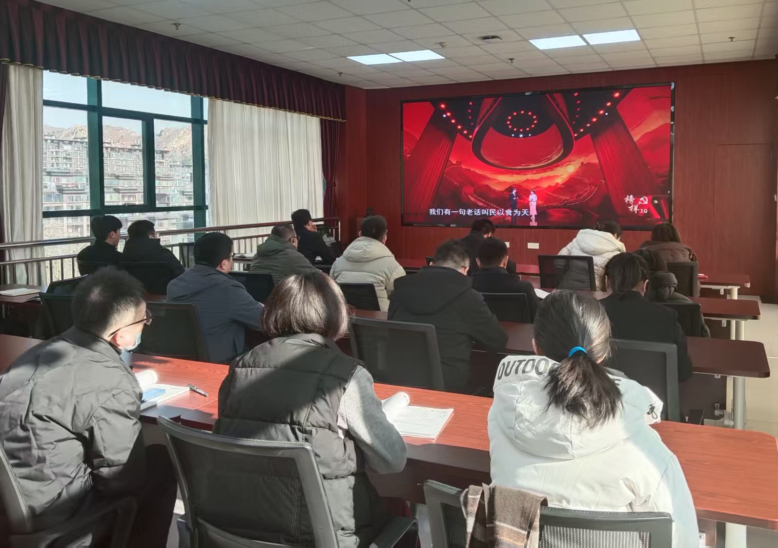中共best365中国官方网站委员会组织全校师生党员收看《榜样10》专题节目
