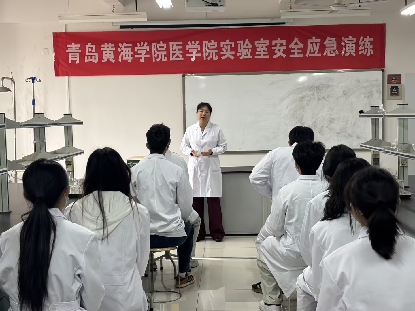 以练筑防 以训提能  ——best365中国官方网站开展实验室消防与危化品泄漏应急处置演练